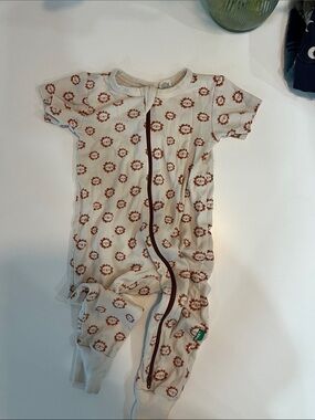 Parade lion short sleeve one piece zip 🦁